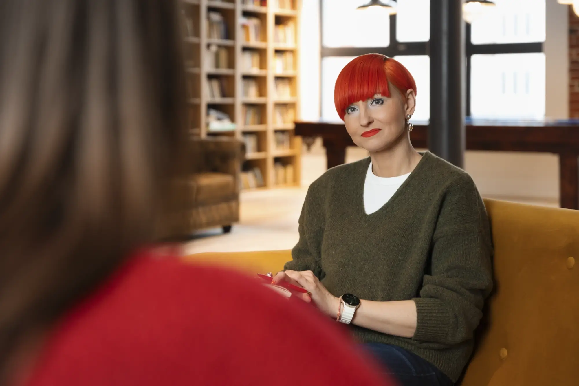 Psycholożka prowadząca rozmowę terapeutyczną z pacjentką w przytulnym gabinecie